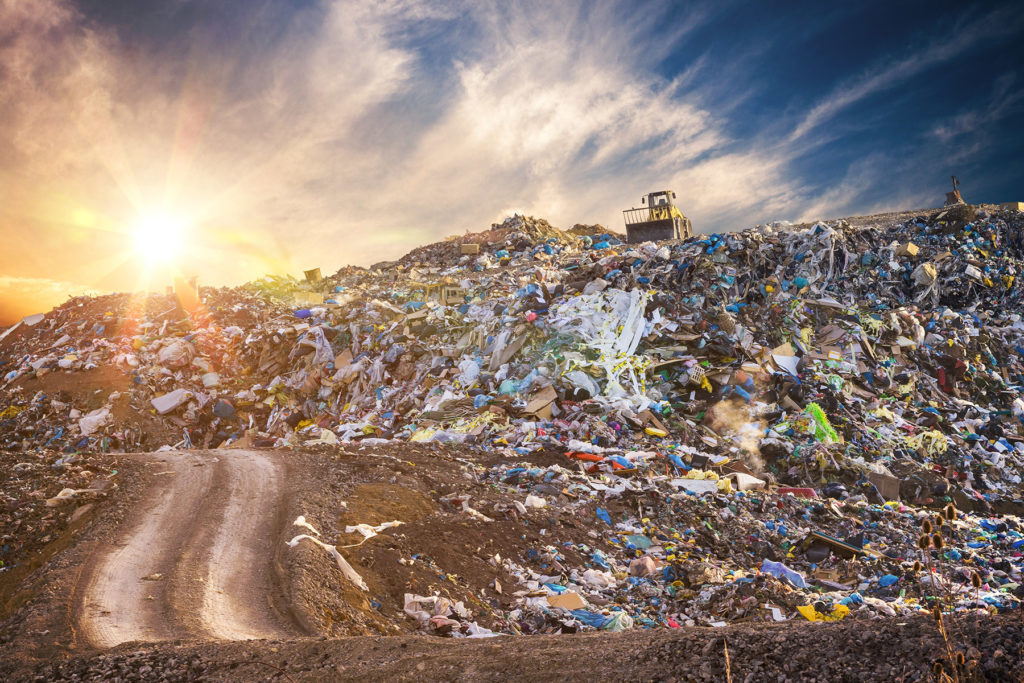 Organische Stoffe und Lebensmittelabfälle, die auf Mülldeponien landen, haben nicht die Möglichkeit, sich in der richtigen Umgebung zu zersetzen, setzen schädliche Gase frei und führen nicht zu einem geschlossenen Kompostkreislauf.